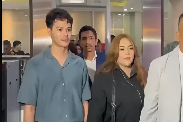 Momen Lisa Mariana penuhi panggilan Bareskrim (Tangkap layar YouTube Kompas TV)